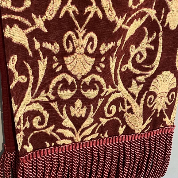 TABLE RUNNER SIZE 82” LONG COLOR FLORAL PRE-OWNED CONDITION GENTLY USED… - Picture 2 of 13